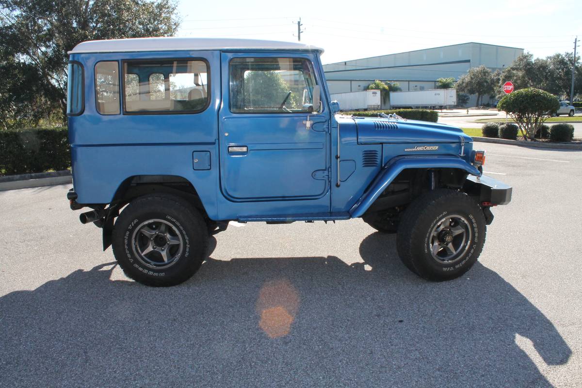 Toyota-land-cruiser-fj40-1981-blue-17