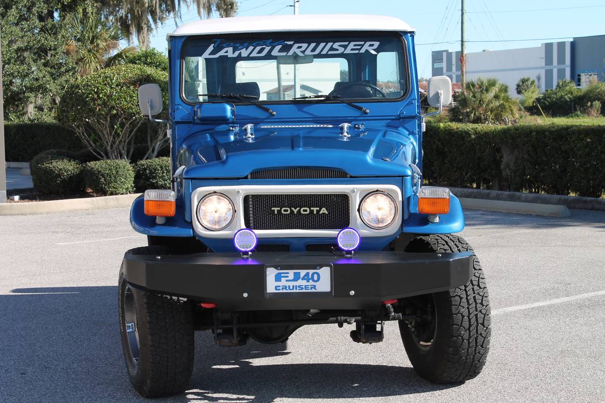 Toyota-land-cruiser-fj40-1981-blue
