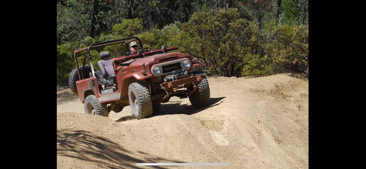 Toyota-land-cruiser-fj40-3-tree-1967-red-3