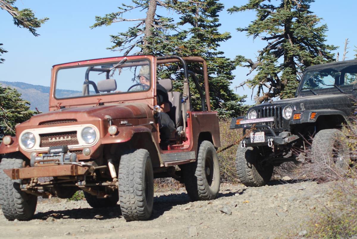 Toyota-land-cruiser-fj40-3-tree-1967-red-4