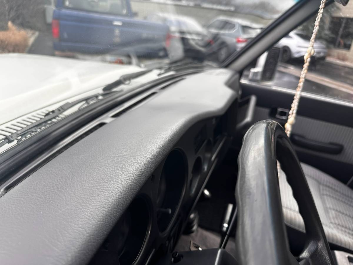 Toyota-land-cruiser-fj62-1989-white-1