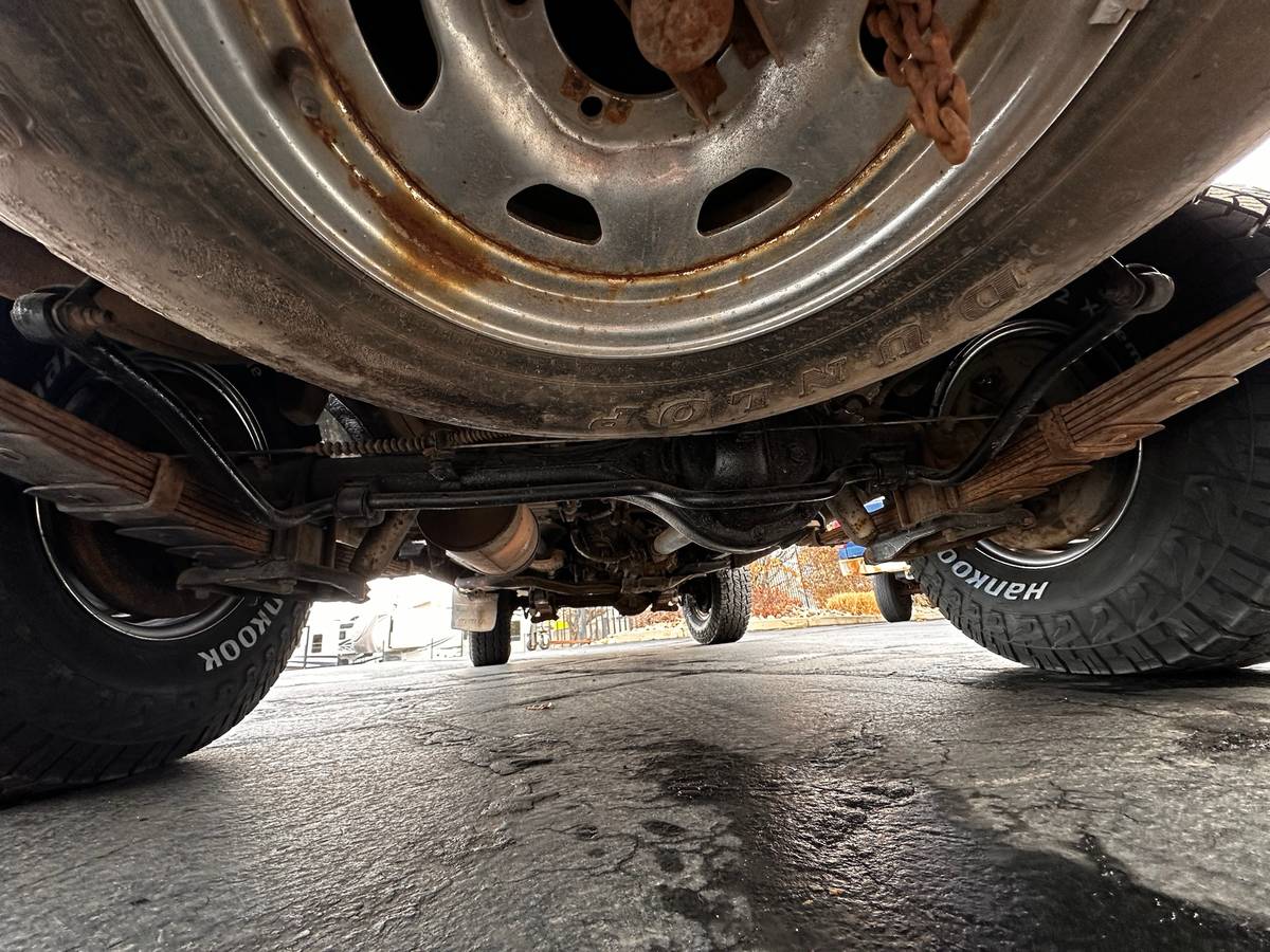 Toyota-land-cruiser-fj62-1989-white-12