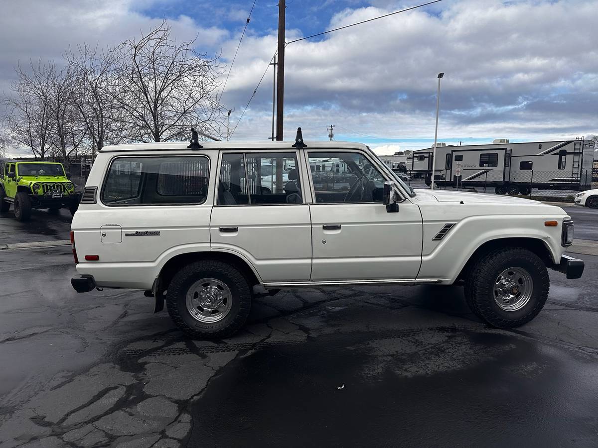 Toyota-land-cruiser-fj62-1989-white-14