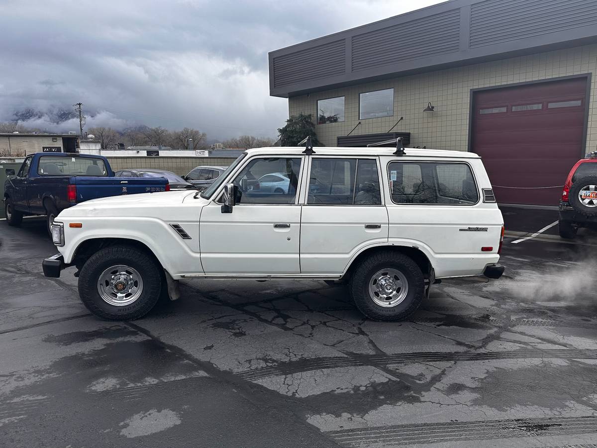 Toyota-land-cruiser-fj62-1989-white-16