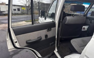 Toyota-land-cruiser-fj62-1989-white-3