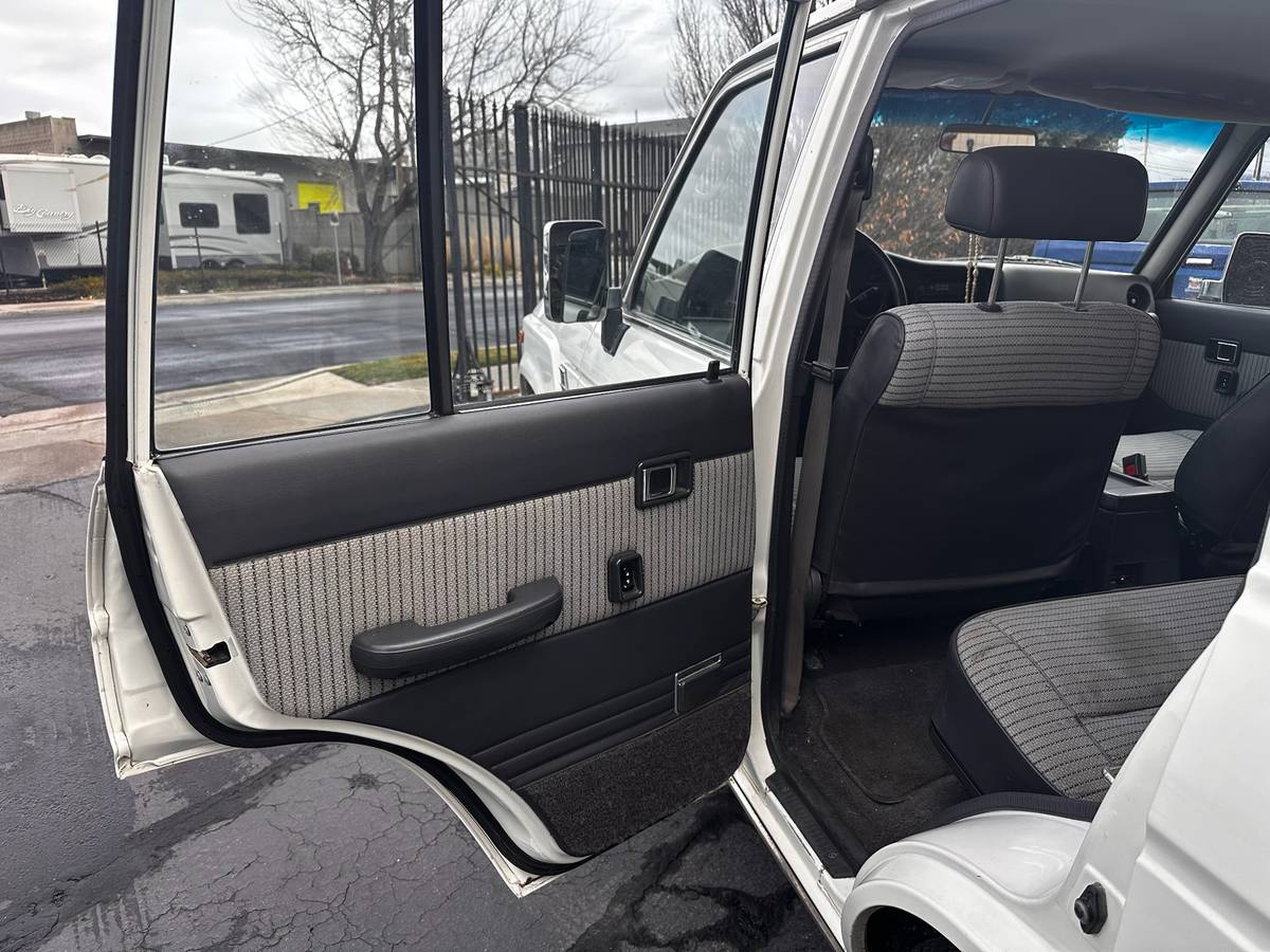 Toyota-land-cruiser-fj62-1989-white-3