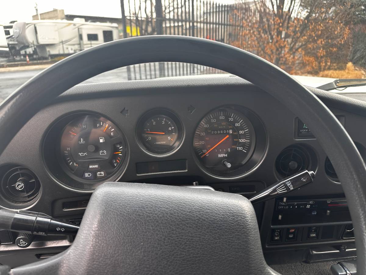 Toyota-land-cruiser-fj62-1989-white-4