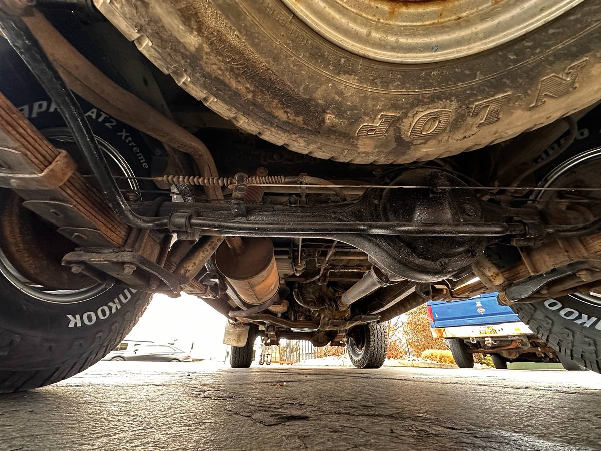 Toyota-land-cruiser-fj62-1989-white-6