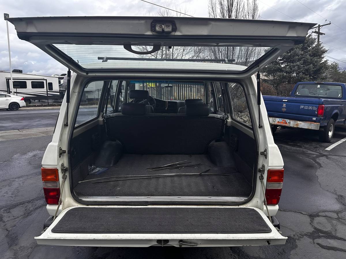 Toyota-land-cruiser-fj62-1989-white-7
