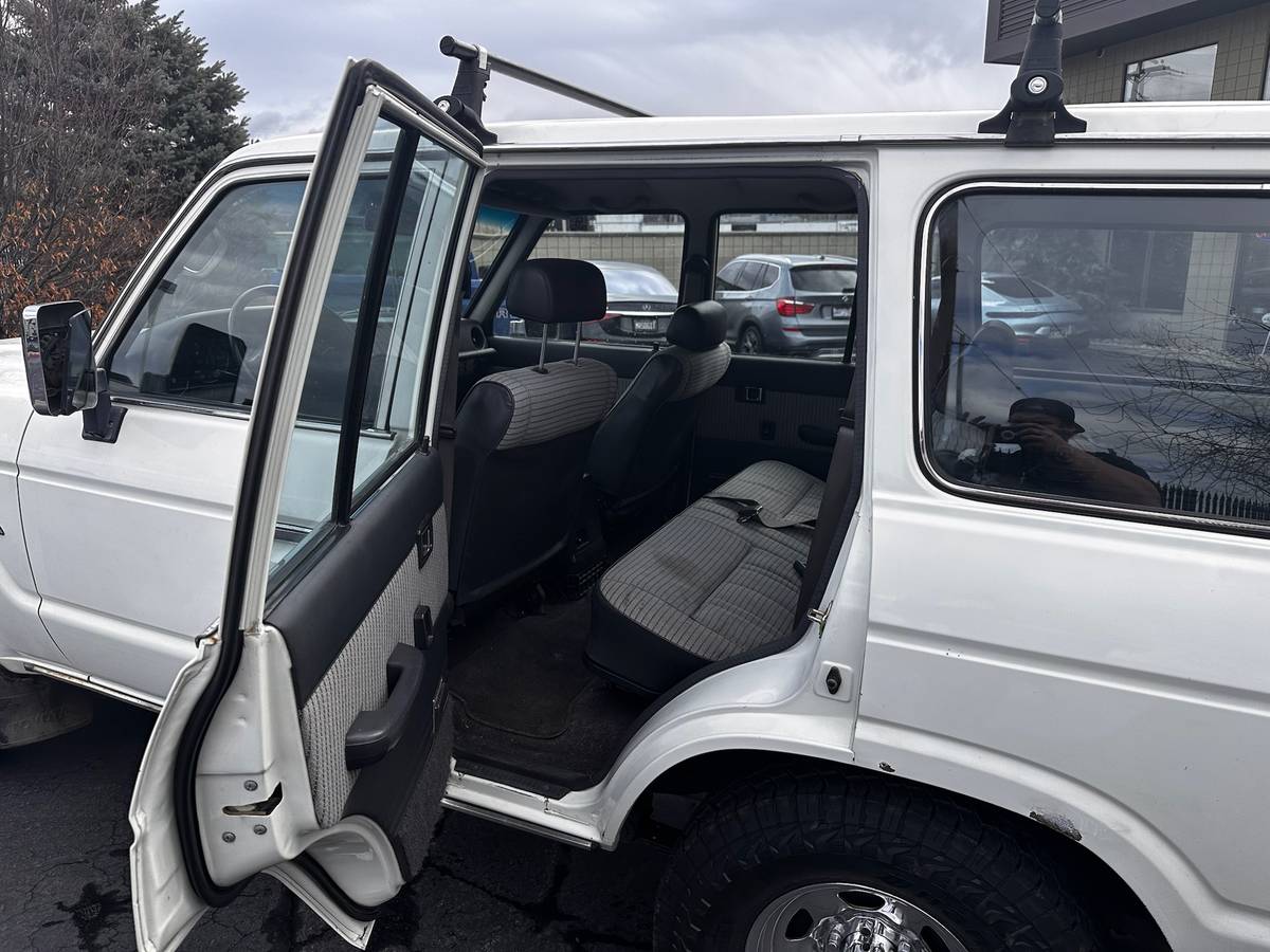 Toyota-land-cruiser-fj62-1989-white-8