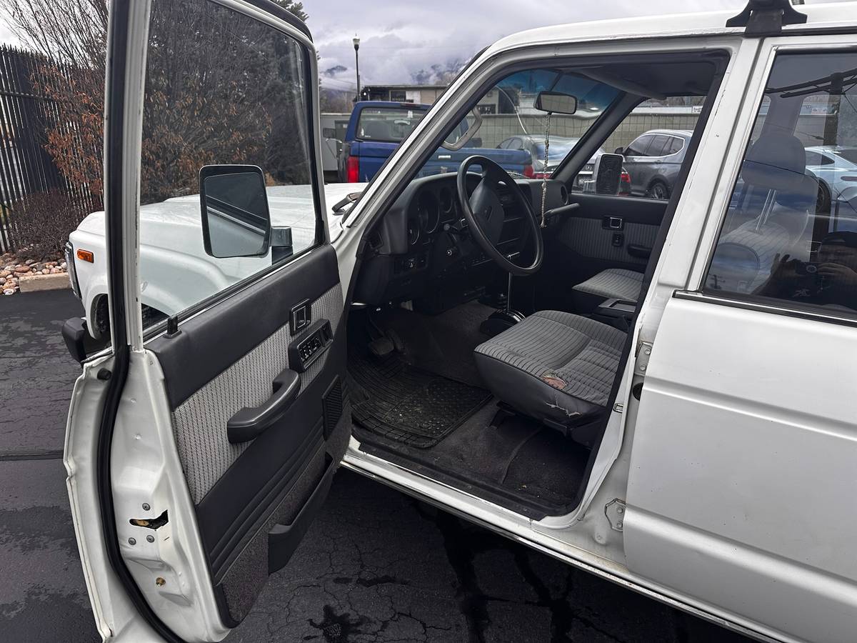 Toyota-land-cruiser-fj62-1989-white-9