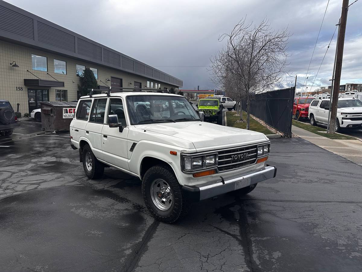 Toyota-land-cruiser-fj62-1989-white