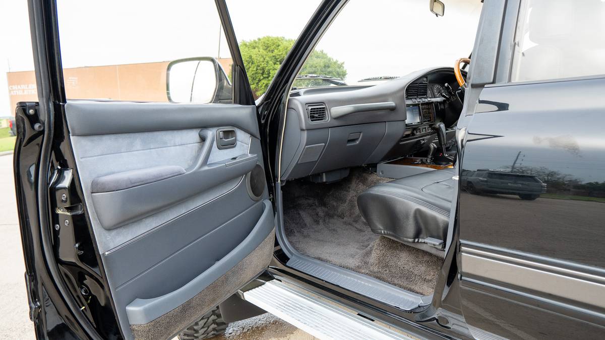 Toyota-land-cruiser-fj80-1993-black-2