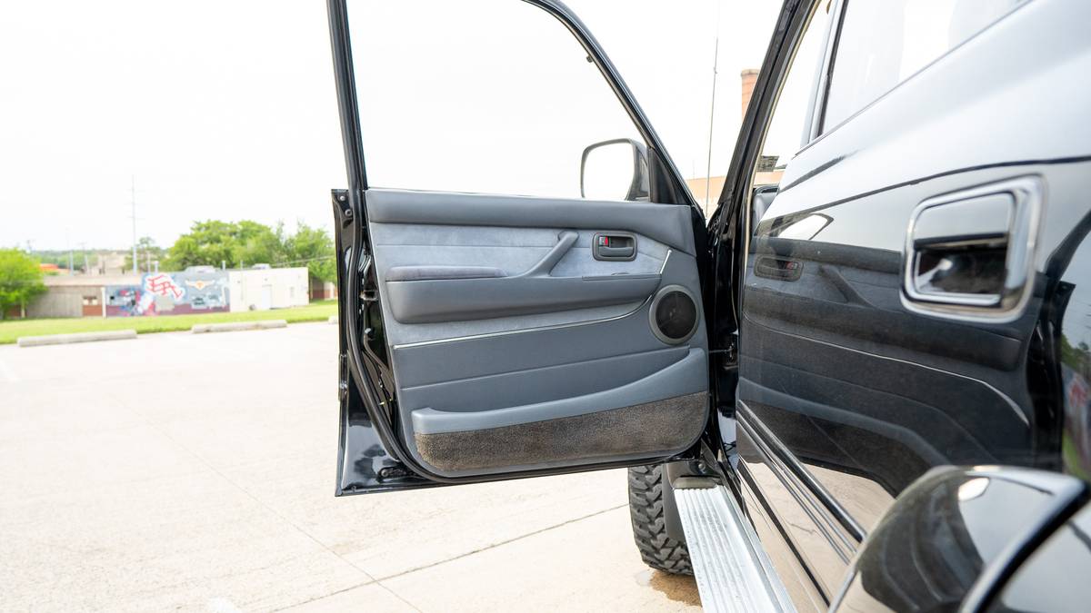 Toyota-land-cruiser-fj80-1993-black-3