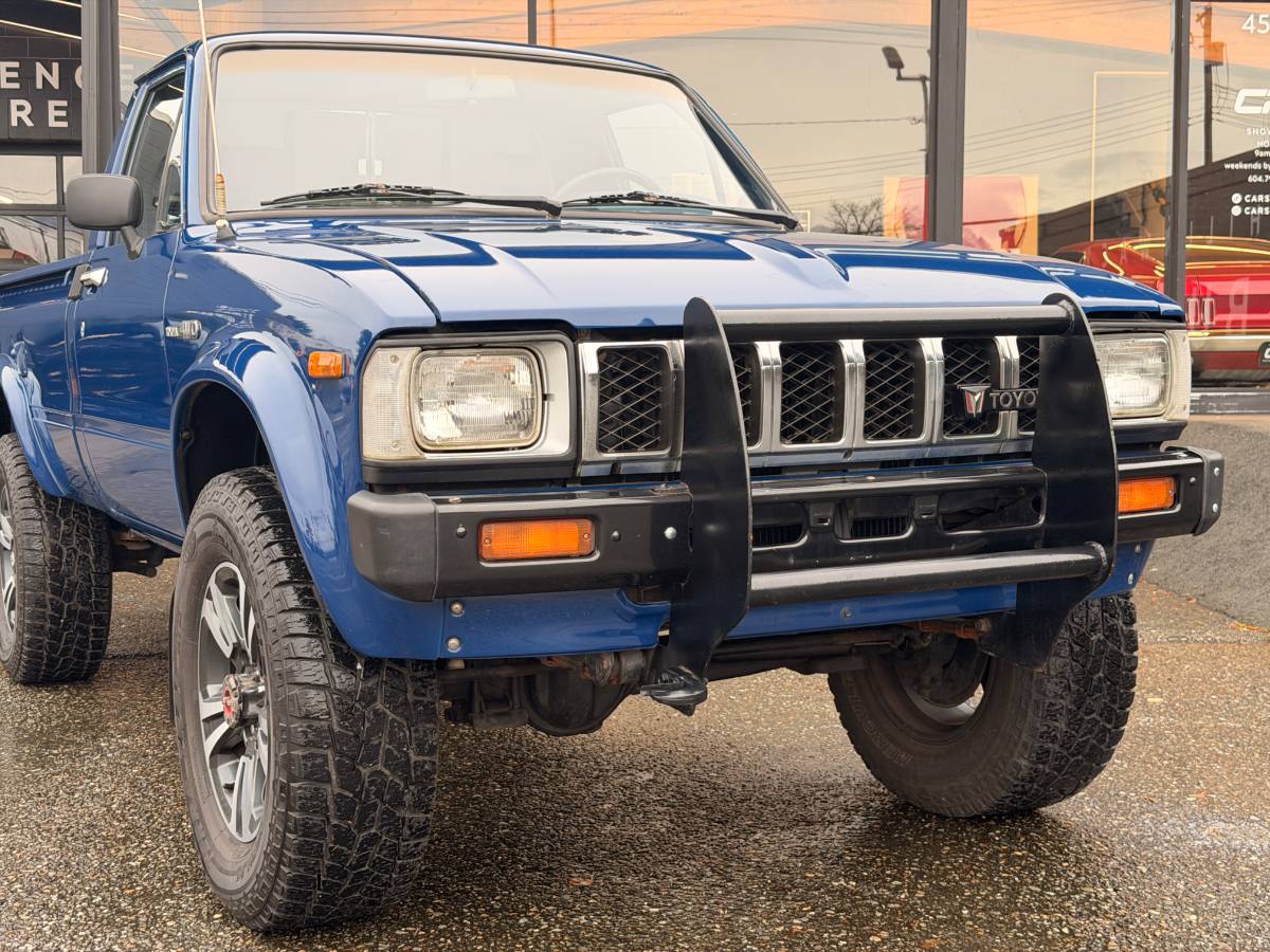 Toyota-pick-up-1982-blue-1