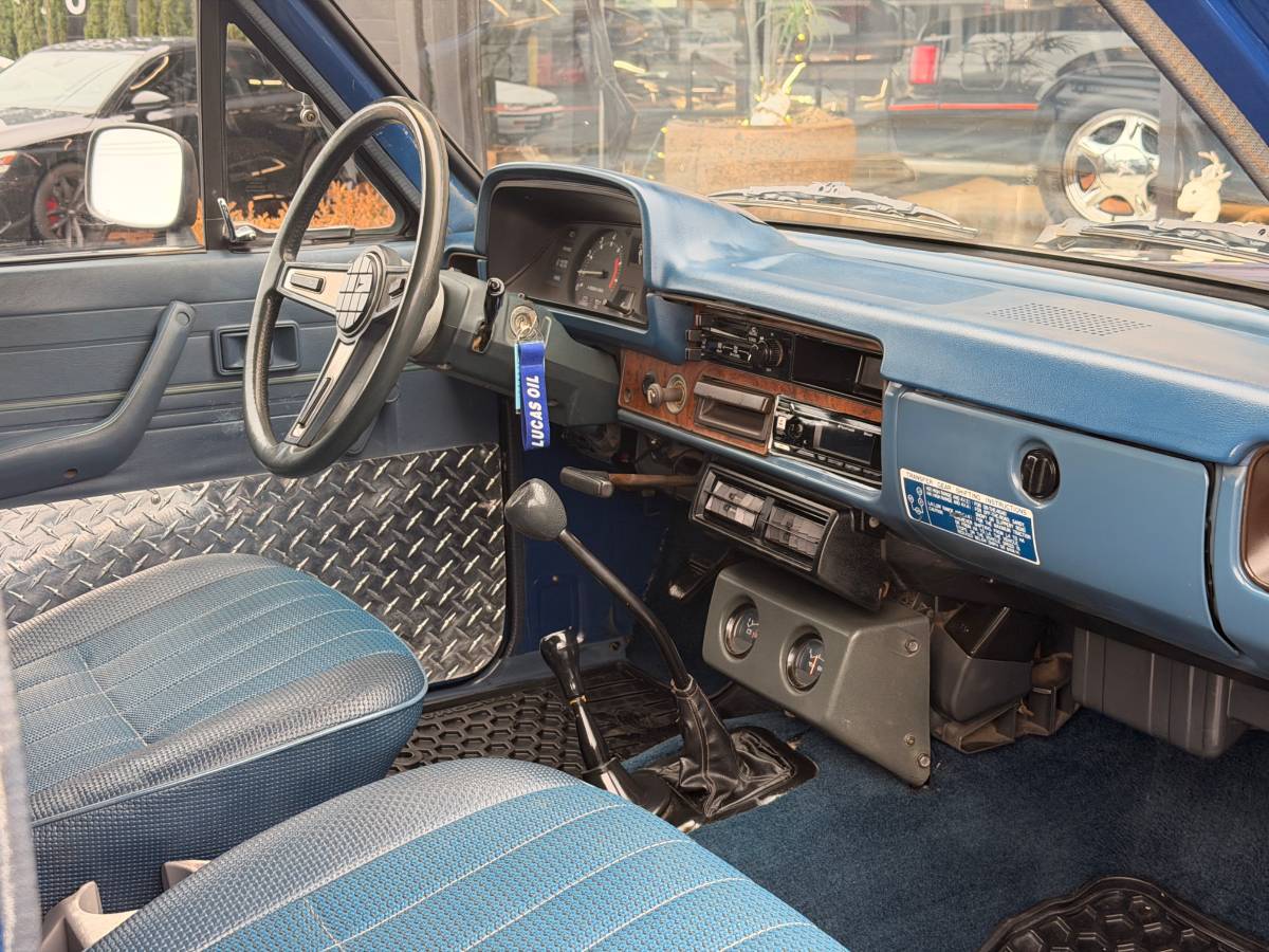 Toyota-pick-up-1982-blue-11