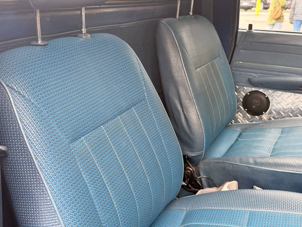 Toyota-pick-up-1982-blue-12