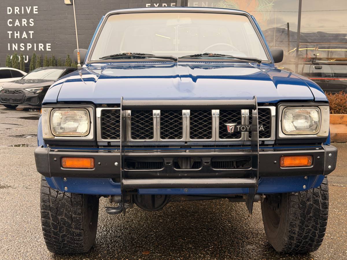 Toyota-pick-up-1982-blue-2