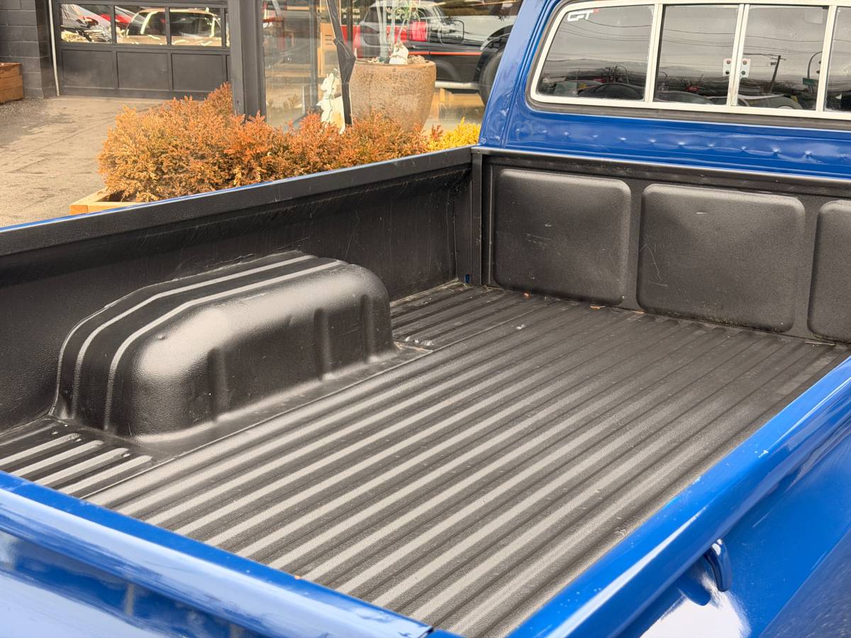 Toyota-pick-up-1982-blue-8