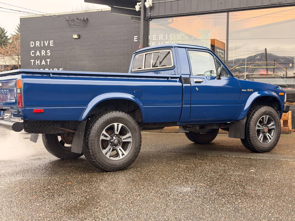 Toyota-pick-up-1982-blue-9