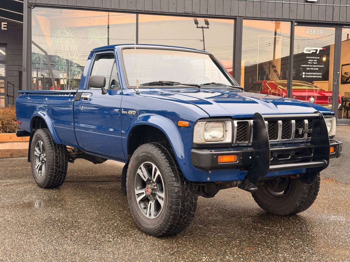 Toyota-pick-up-1982-blue