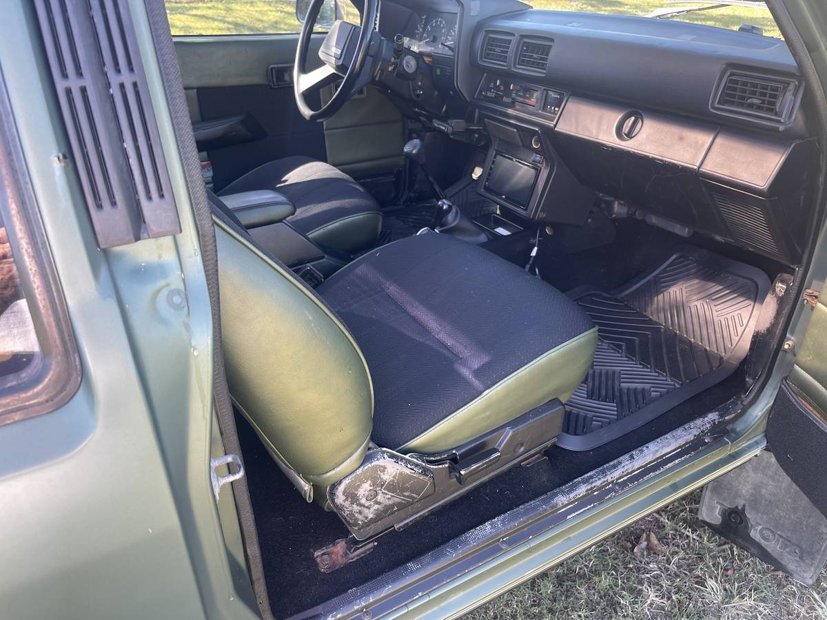 Toyota-pick-up-1986-red-1