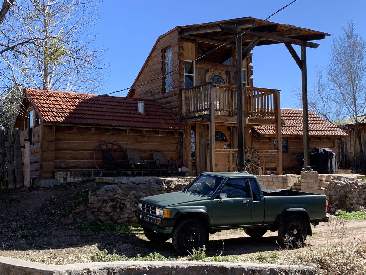 Toyota-pick-up-1986-red-10