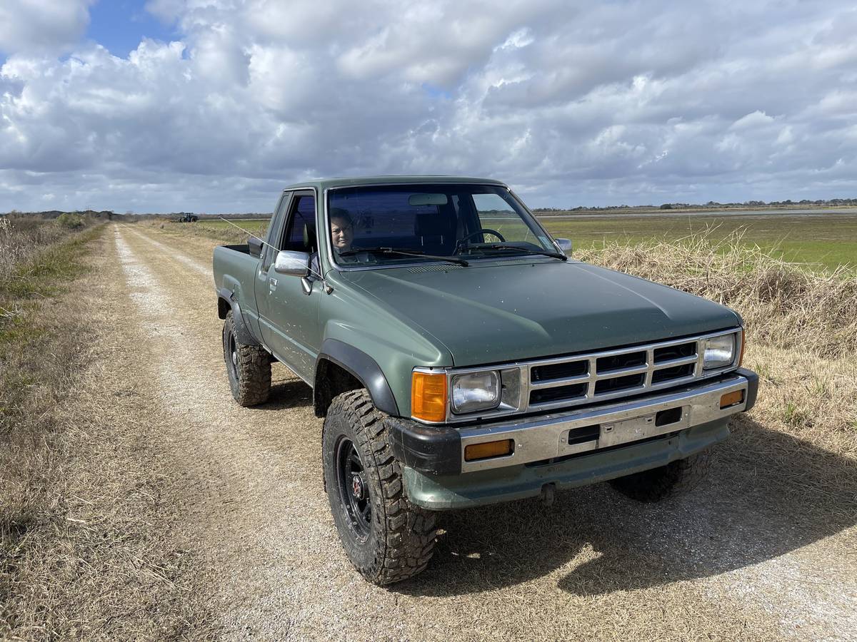 Toyota-pick-up-1986-red-11