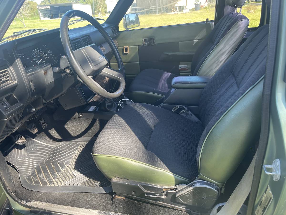 Toyota-pick-up-1986-red-7