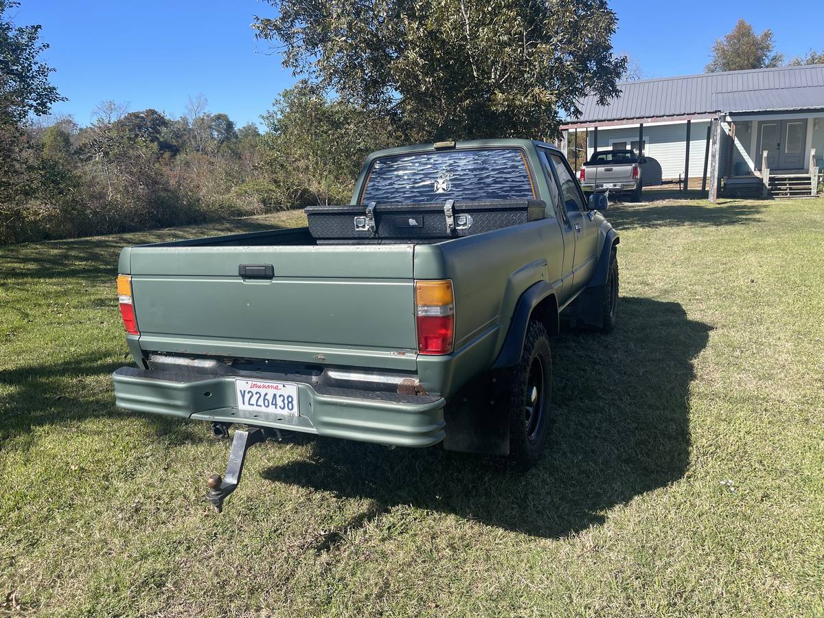 Toyota-pick-up-1986-red