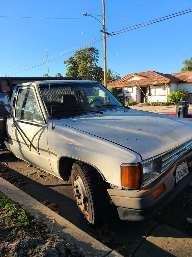 Toyota-pick-up-1988-white-1