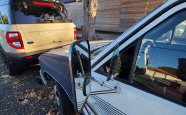 Toyota-pick-up-1988-white-2