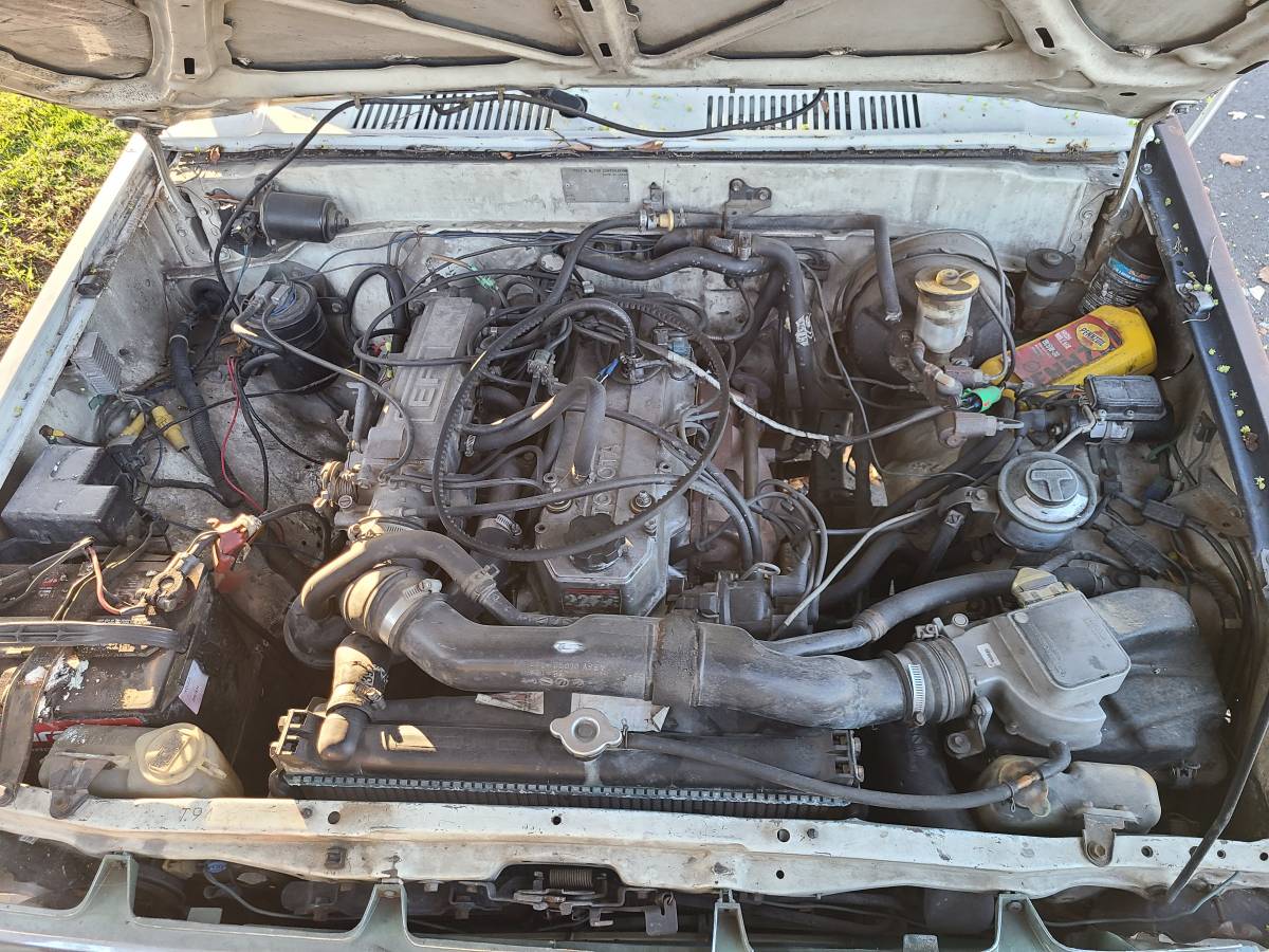 Toyota-pick-up-1988-white-3