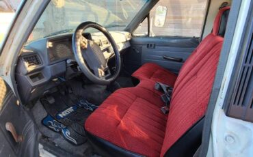 Toyota-pick-up-1988-white-5