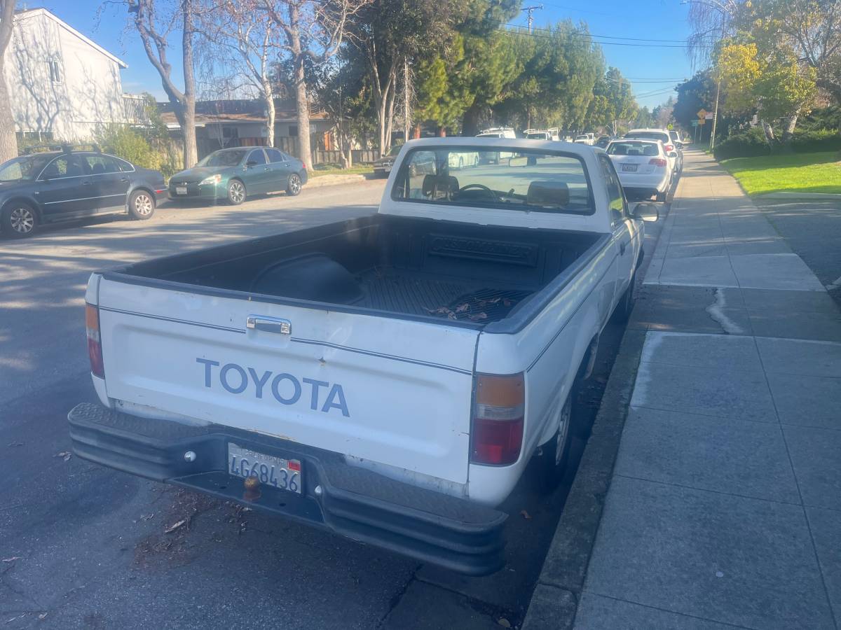 Toyota-pick-up-pk-hilux-1990-white-1