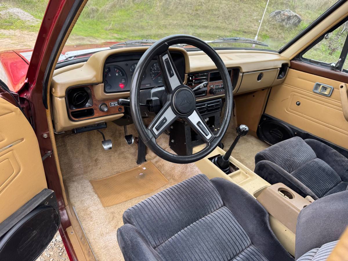 Toyota-pickup-1983-12