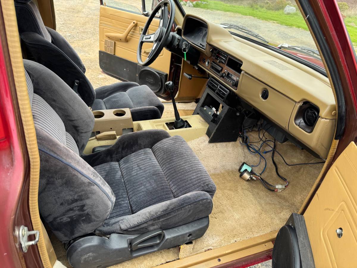 Toyota-pickup-1983-17