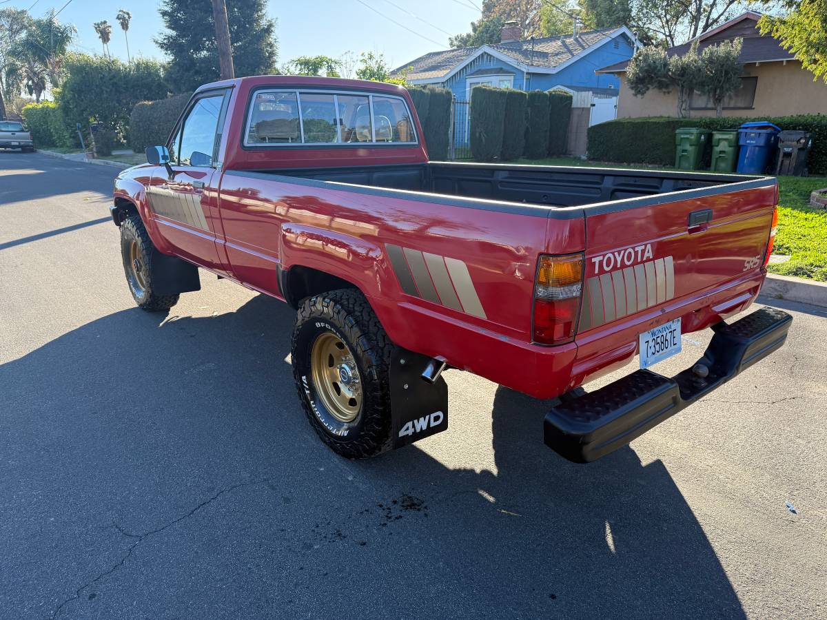 Toyota-pickup-1985-1