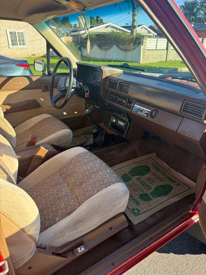 Toyota-pickup-1985-10