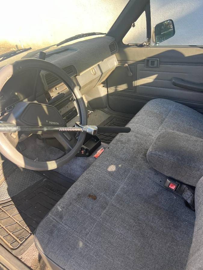 Toyota-pickup-1988-black-2