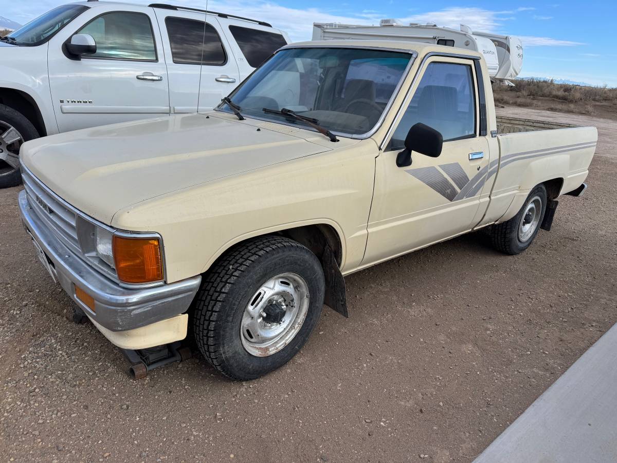 Toyota-pickup-1988-brown-1