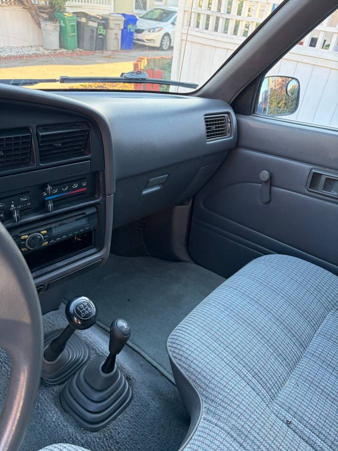 Toyota-pickup-1990-black-4