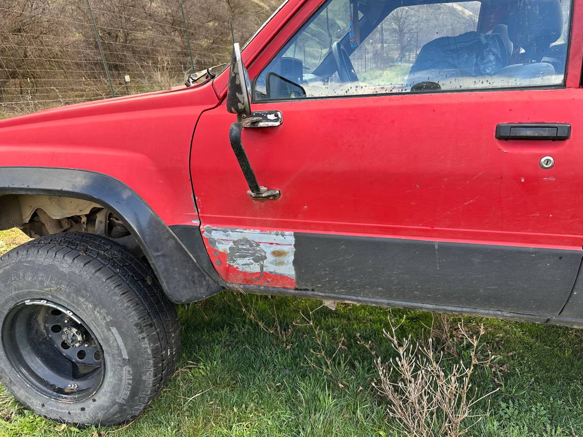 Toyota-pickup-4x4-1987-red-3