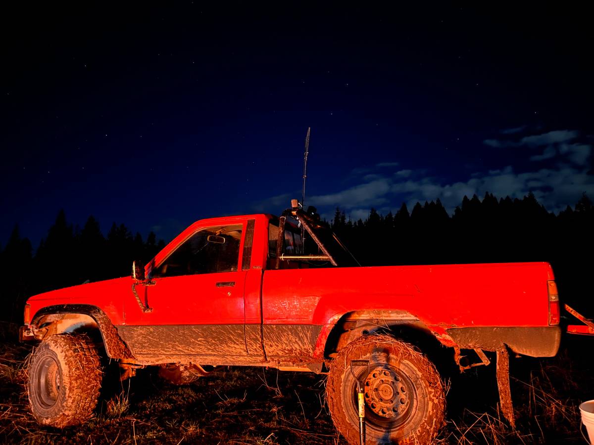 Toyota-pickup-4x4-1987-red-4