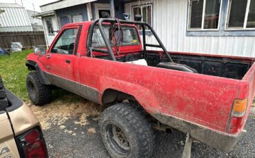 Toyota-pickup-4x4-1987-red