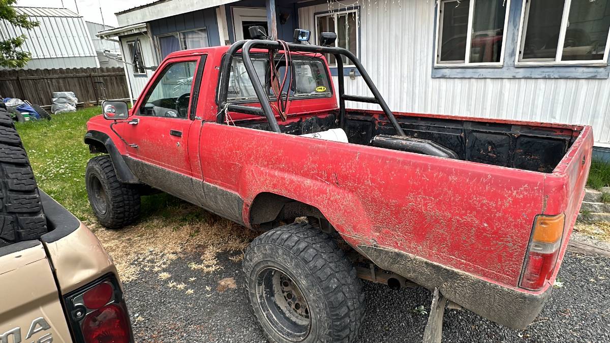 Toyota-pickup-4x4-1987-red