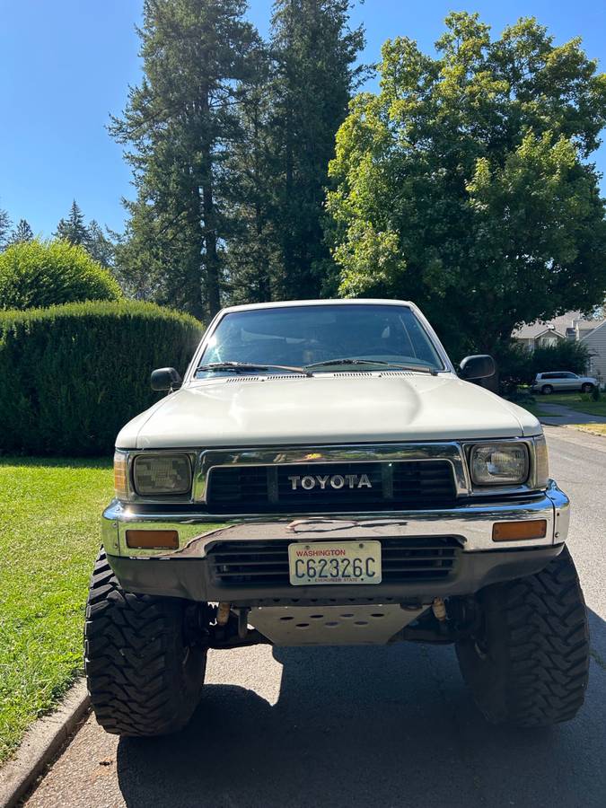 Toyota-pickup-4x4-1990-white-1