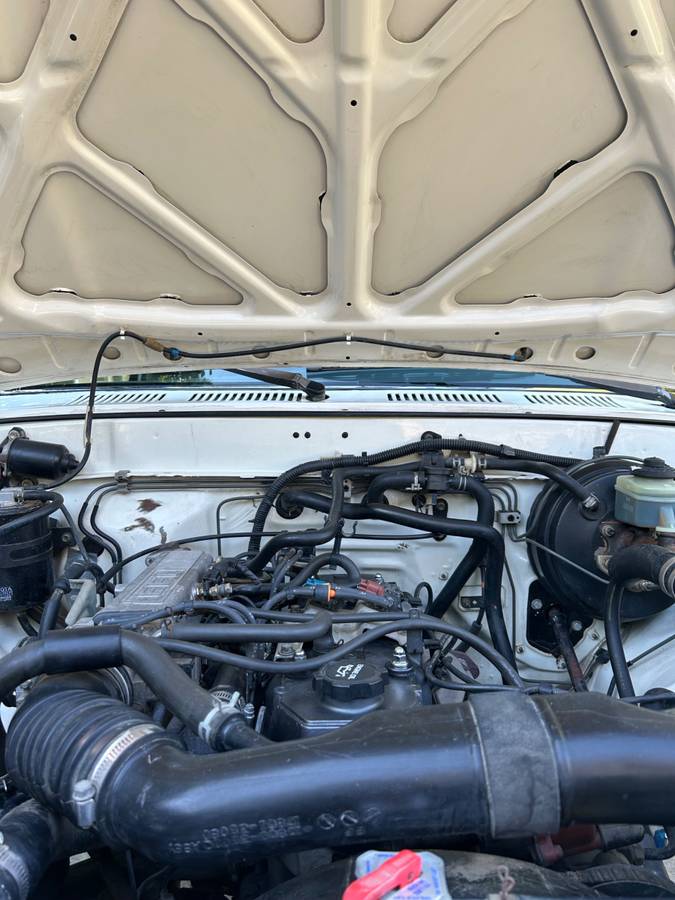 Toyota-pickup-4x4-1990-white-11