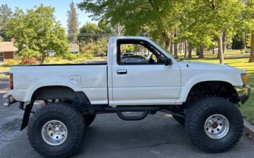 Toyota-pickup-4x4-1990-white-2