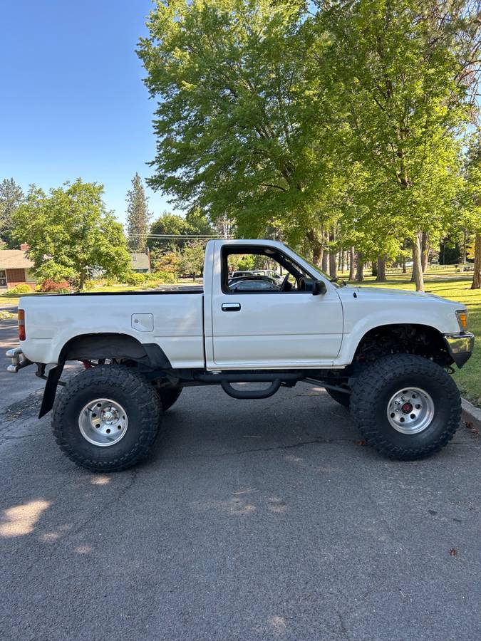Toyota-pickup-4x4-1990-white-2